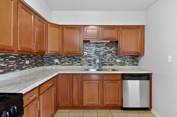 $190,000 | 8305 Highway 53, Unit A15, Woodridge, IL 60517