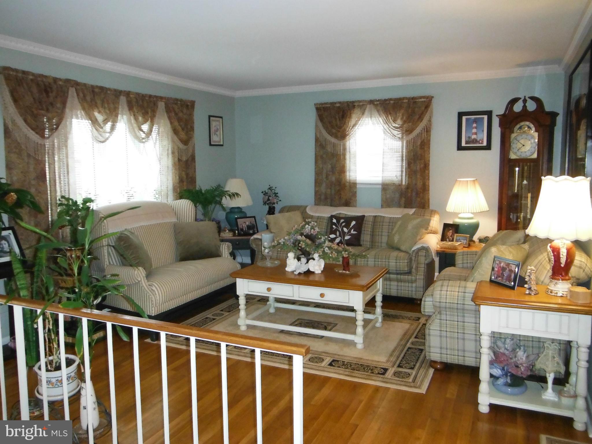 504 Nollmeyer Road Baltimore, MD 21220 - Photo 5 of 23 Living Room
