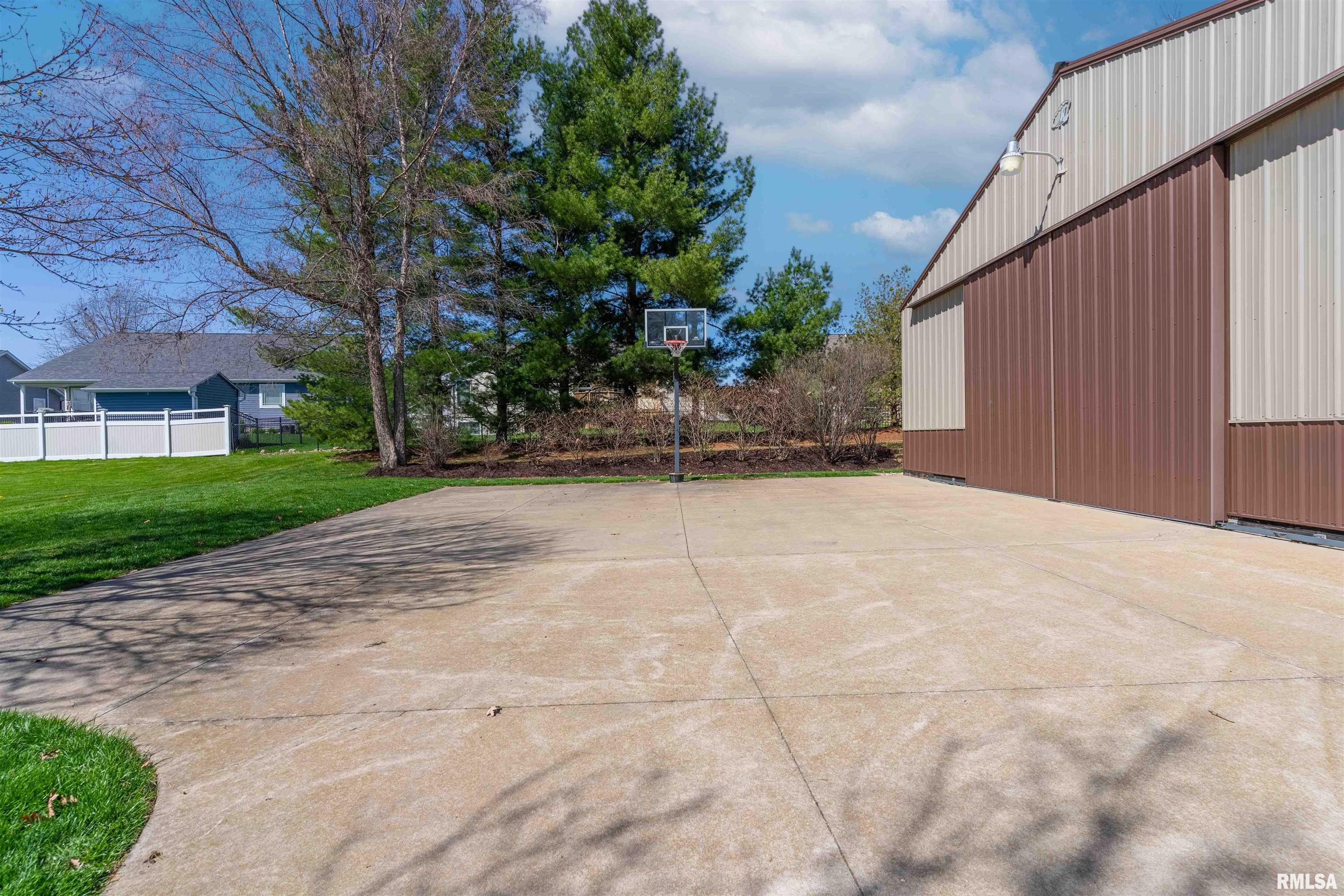 900 Dallas Road Washington, IL 61571 - Photo 10 of 62 Gallery Image 10
