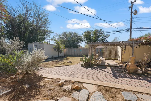 a view of a backyard