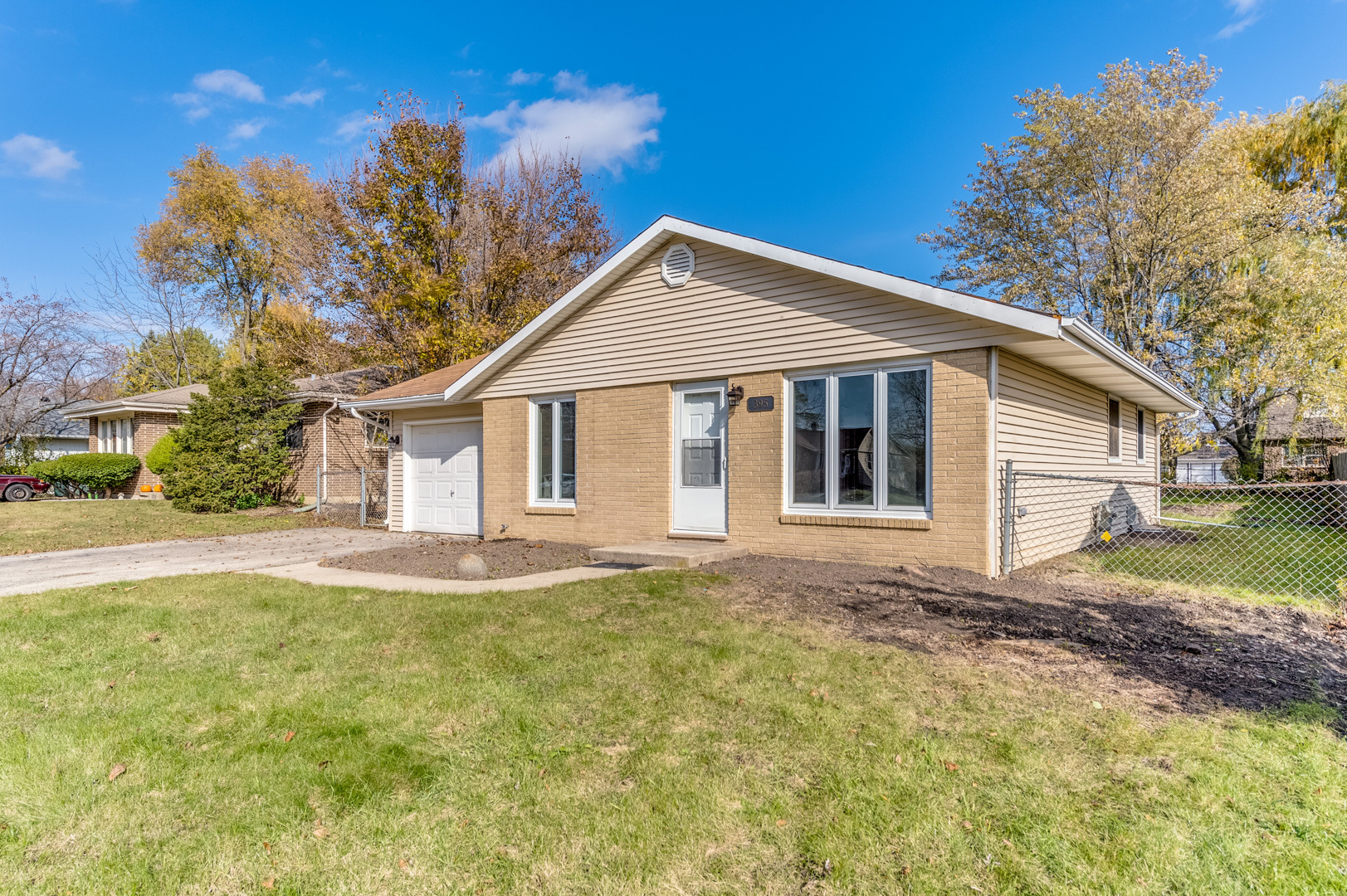 395 Northgate Road Lindenhurst, IL 60046 - Photo 2 of 30