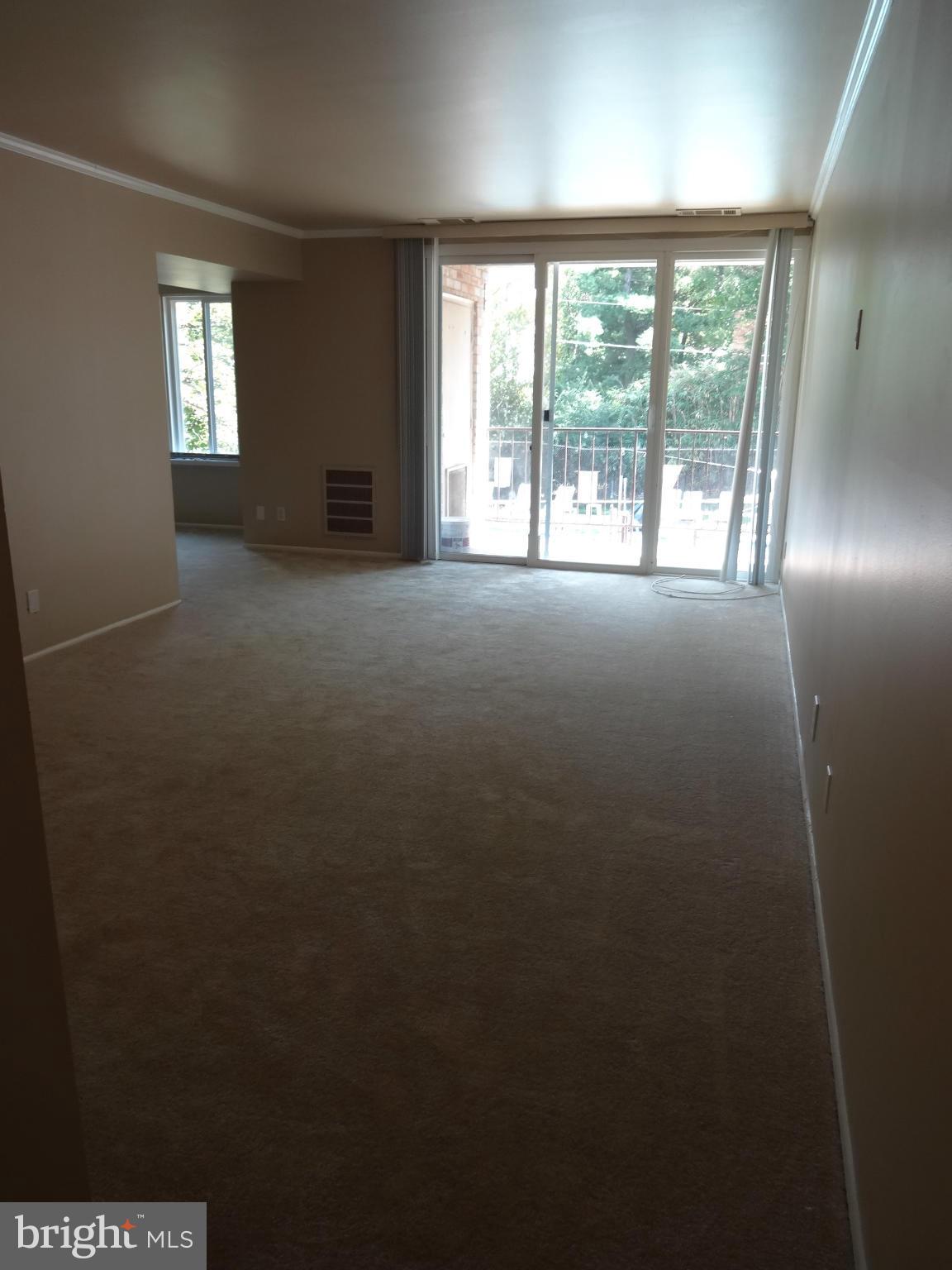 5040 7th Road South, Unit 101 Arlington, VA 22204 - Photo 11 of 27 Living Room