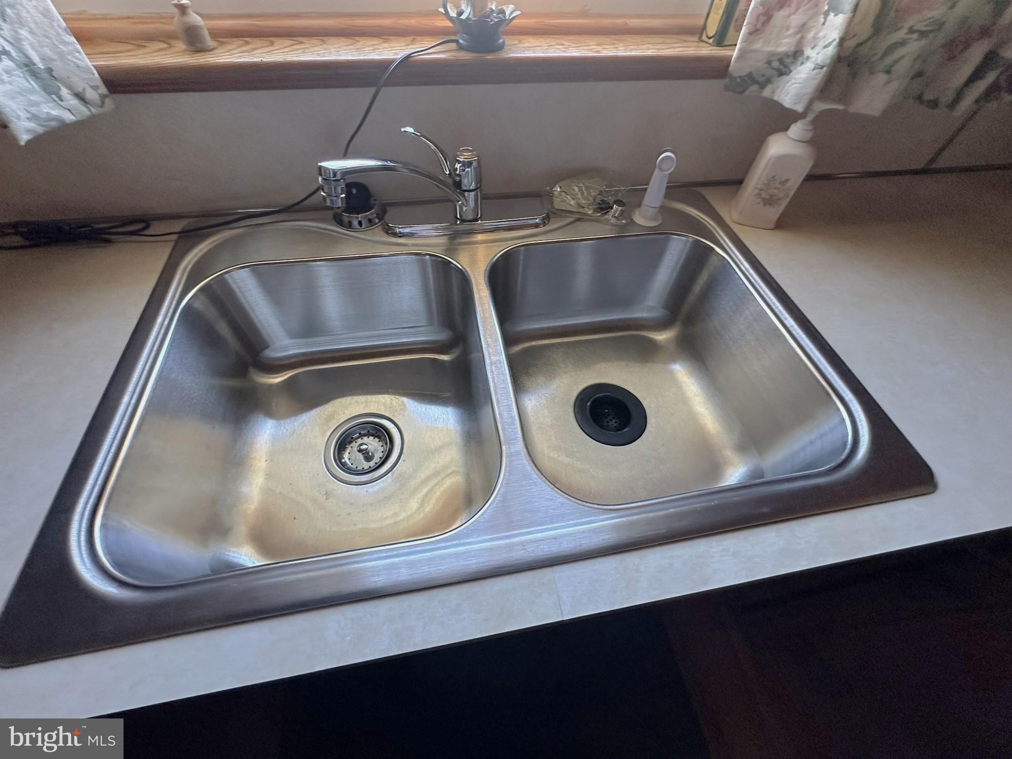 7 Glendale Street Hanover, PA 17331 - Photo 11 of 38 a utility room with dryer and washer