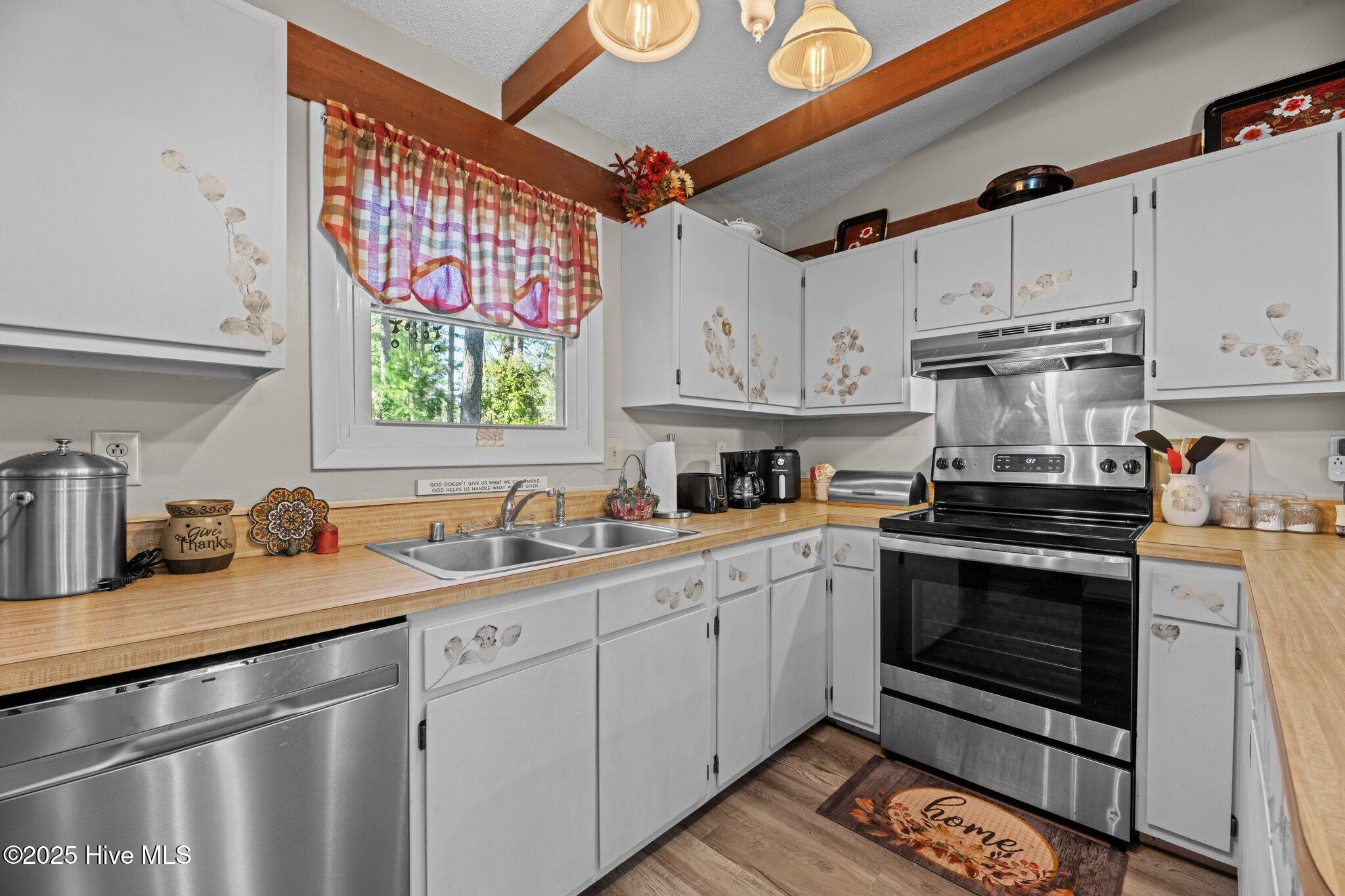 1637 RaceTrack Road New Bern, NC 28562 - Photo 11 of 36 Cute kitchen