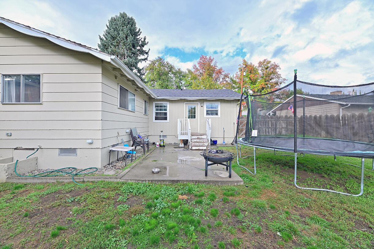 1984 Crestbrook Road Medford, OR 97504 - Photo 18 of 21 DSC_1527