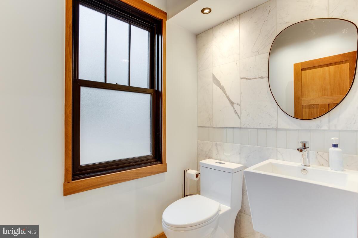 37 Murray Avenue Annapolis, MD 21401 - Photo 23 of 73 1st Floor Powder Room