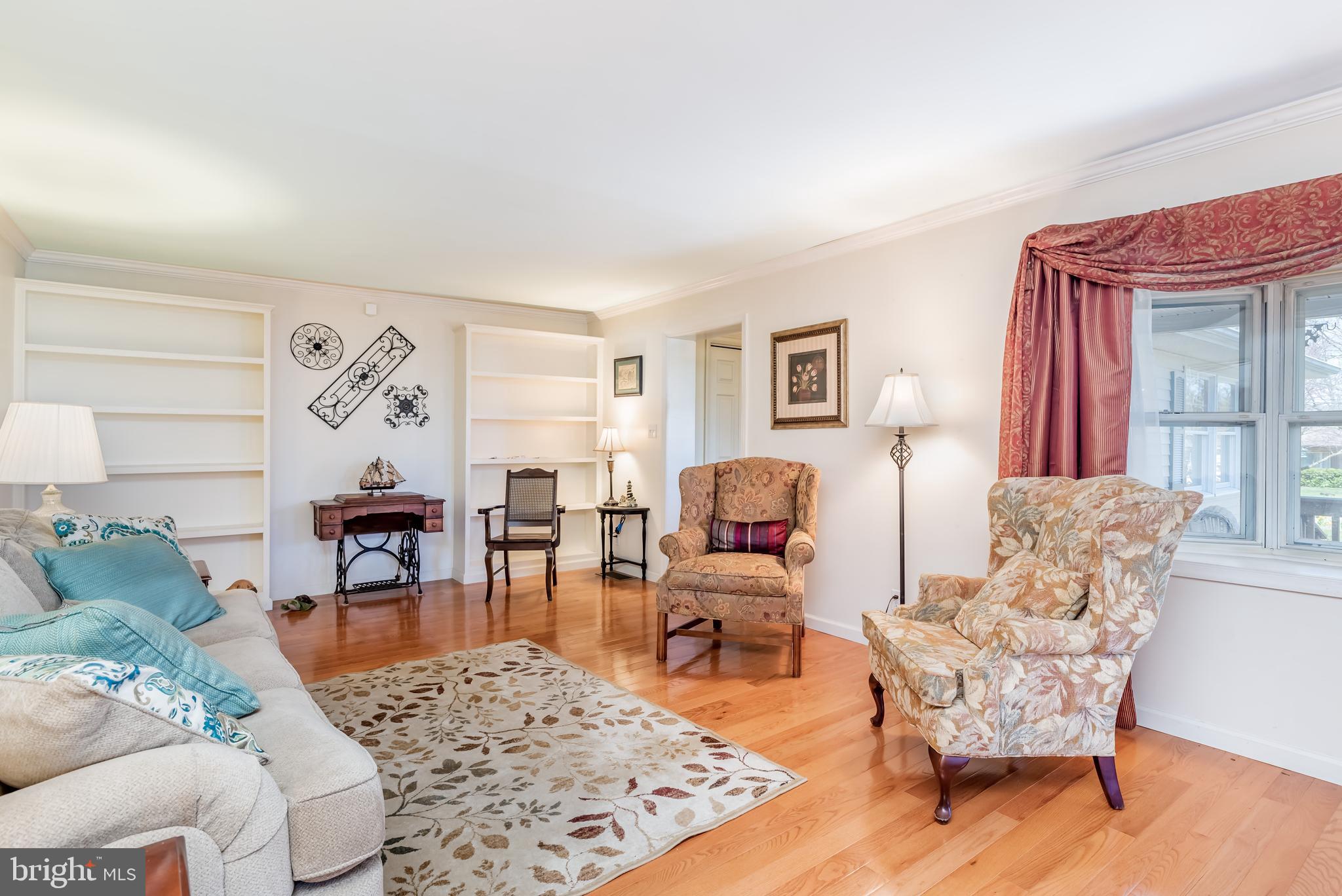 5317 Ridgeview Drive Harrisburg, PA 17112 - Photo 7 of 34 Hardwoods throughout