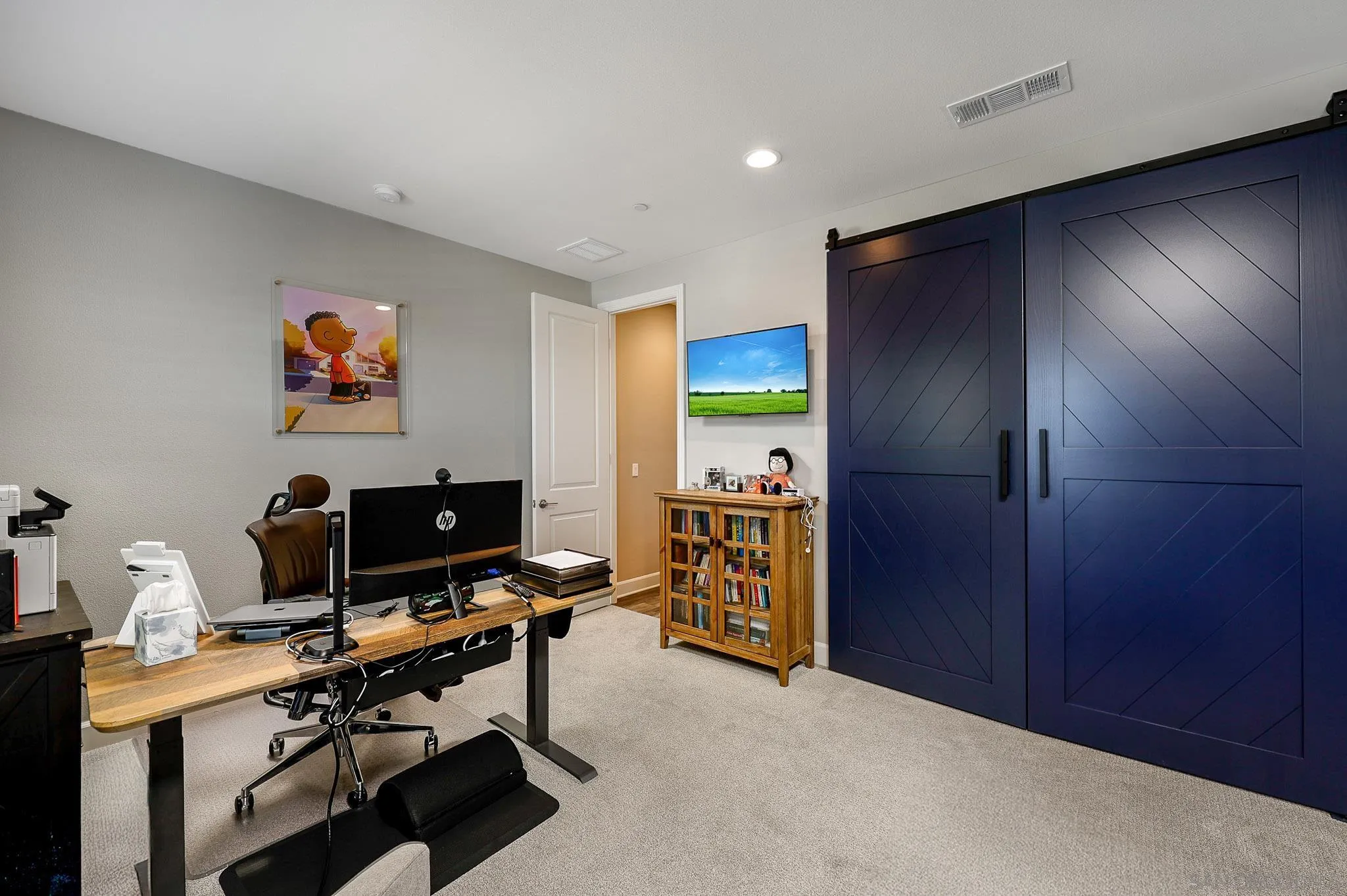 893 Woodhaven Road San Marcos, CA 92069 - Photo 19 of 33 a workspace with furniture and lamp