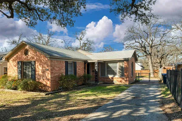 $1,650 | 2308 North Edgewood Terrace, Fort Worth, TX 76103