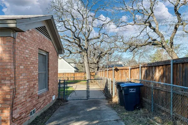 $1,650 | 2308 North Edgewood Terrace, Fort Worth, TX 76103