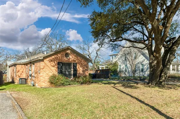 $1,650 | 2308 North Edgewood Terrace, Fort Worth, TX 76103