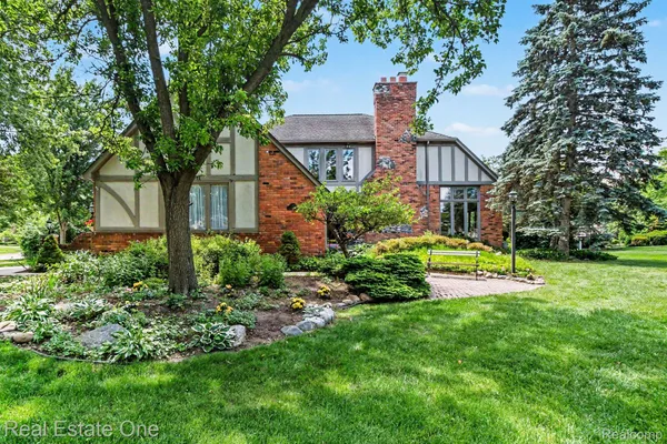 $739,850 | 1751 Carpenter Drive, Troy, MI 48098