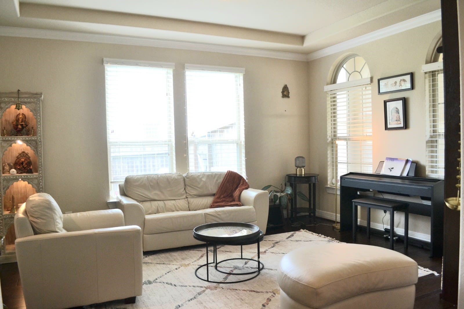 5206 Jacob Ridge Court Sugar Land, TX 77479 - Photo 5 of 42 a living room with furniture and a window