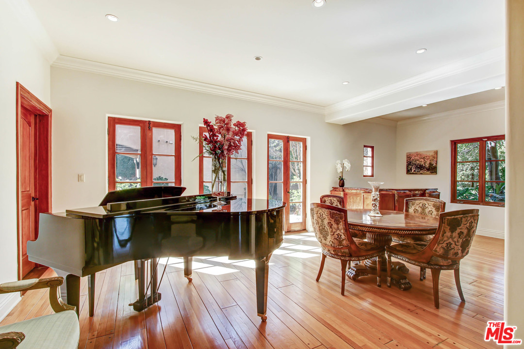 725 Foothill Road Beverly Hills, CA 90210 - Photo 11 of 48