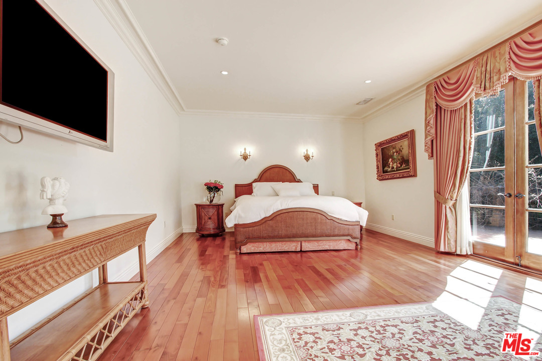 725 Foothill Road Beverly Hills, CA 90210 - Photo 21 of 48