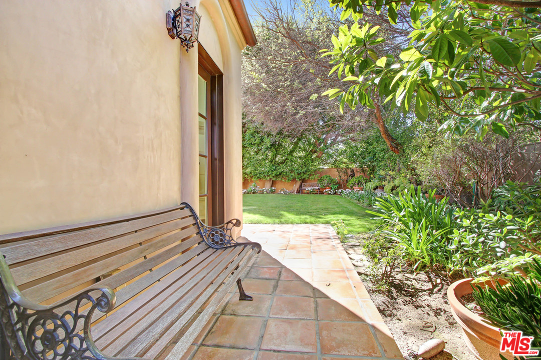 725 Foothill Road Beverly Hills, CA 90210 - Photo 33 of 48