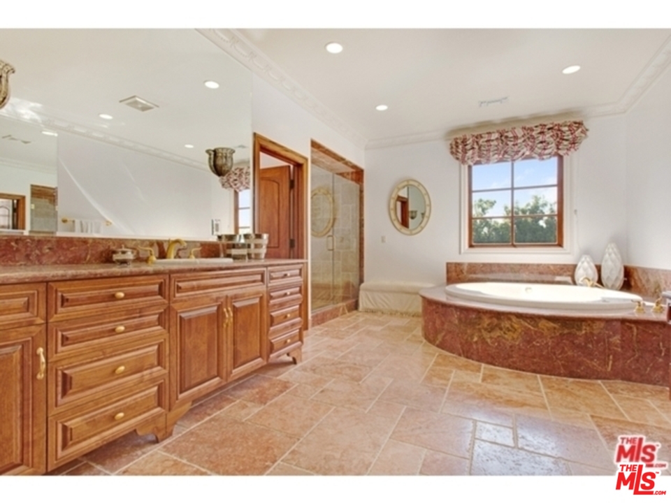 725 Foothill Road Beverly Hills, CA 90210 - Photo 39 of 48