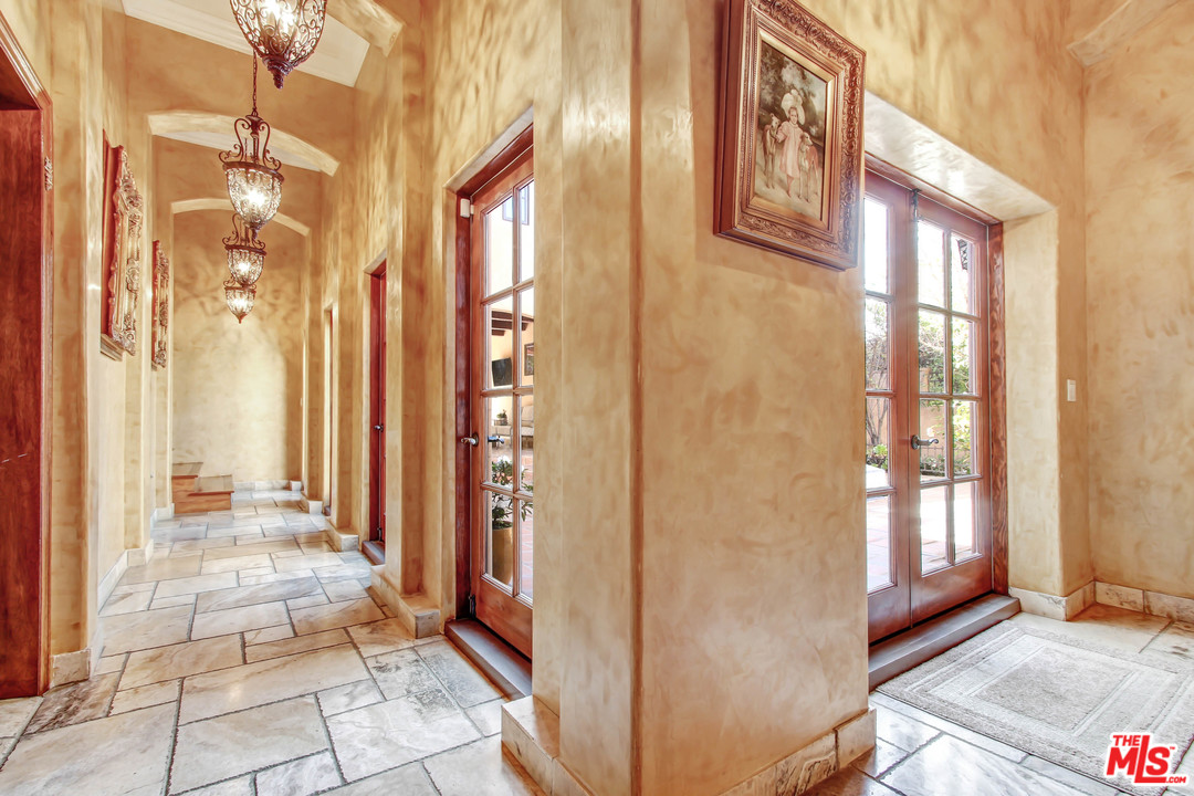 725 Foothill Road Beverly Hills, CA 90210 - Photo 8 of 48