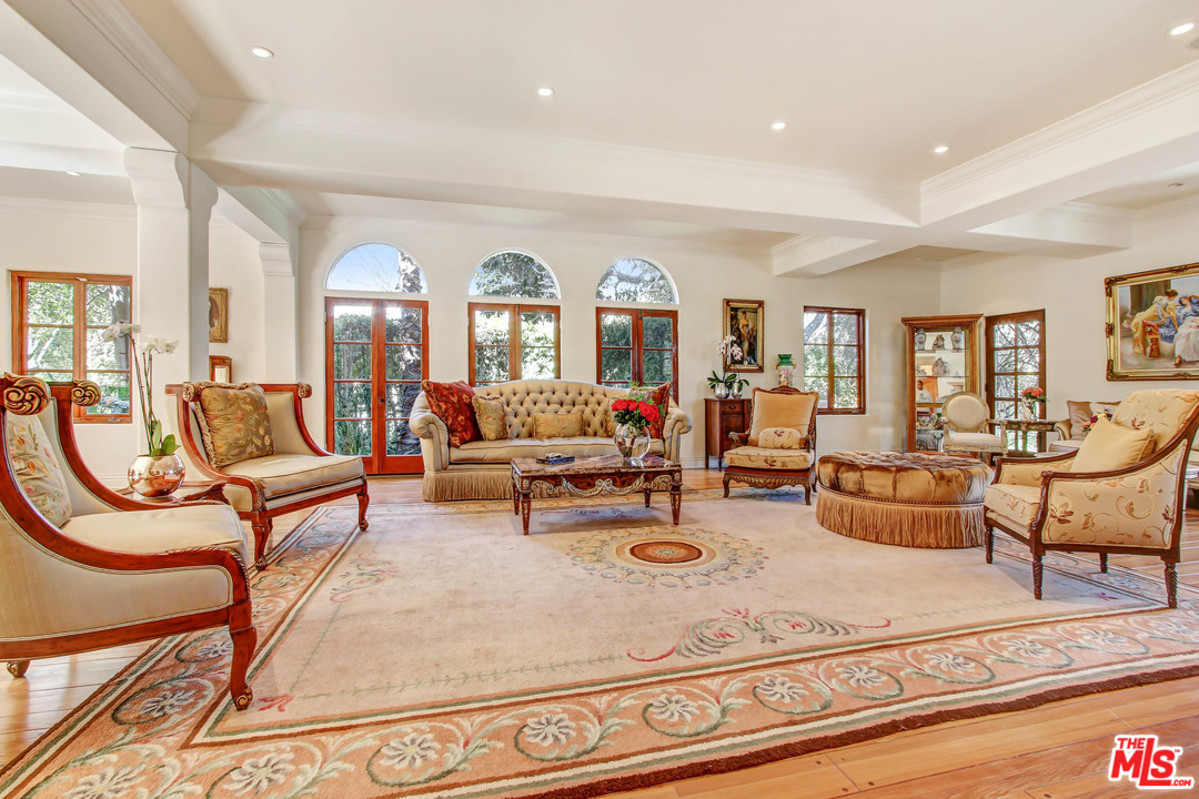 725 Foothill Road Beverly Hills, CA 90210 - Photo 9 of 48