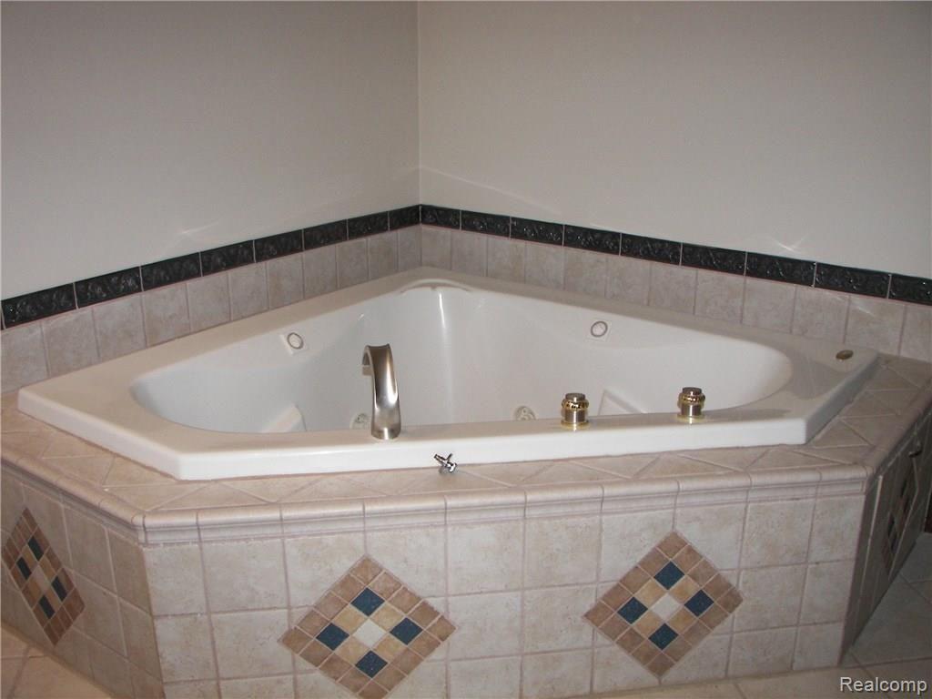 2756 Fisk Road Howell, MI 48843 - Photo 19 of 29 Jetted tub in master bathroom.
