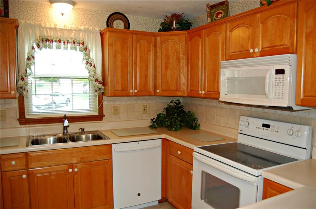 136 East Country Barn Road Houston, PA 15342 - Photo 11 of 25 DOUBLE BOWL SS SINKS, SMOOTH TOP STOVE