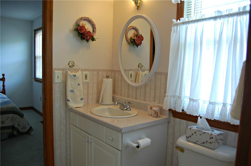 136 East Country Barn Road Houston, PA 15342 - Photo 16 of 25 2ND FLOOR JACK& JILL BATH