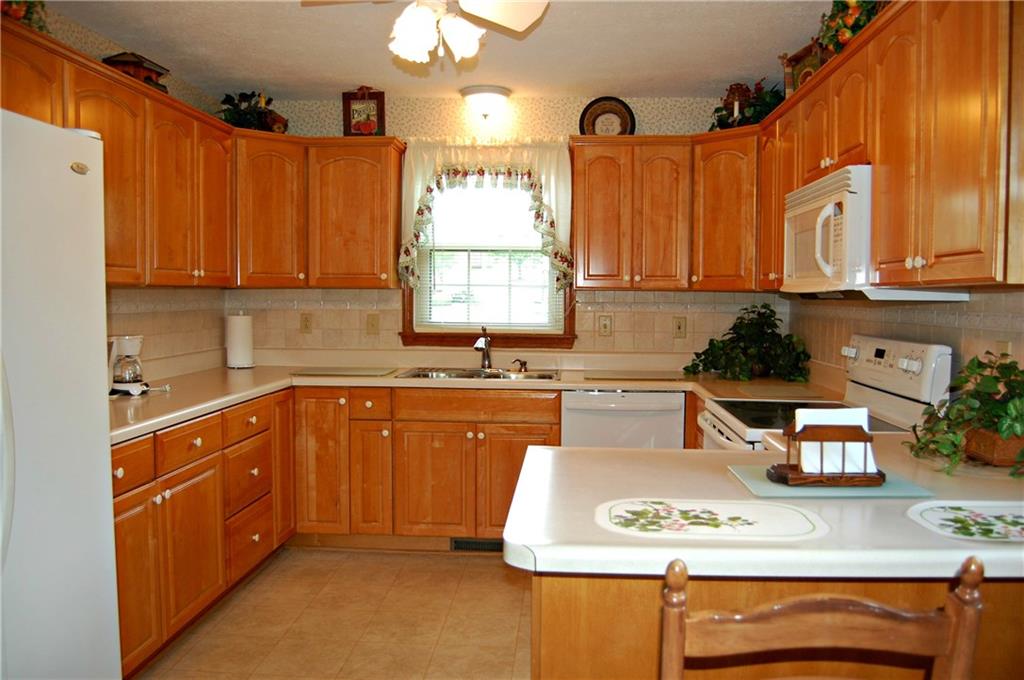 136 East Country Barn Road Houston, PA 15342 - Photo 9 of 25 UPDATED EAT IN KITCHEN