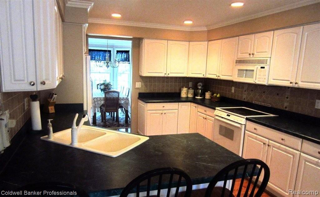 1638 Rulane Drive Lapeer, MI 48446 - Photo 6 of 19 Abundance of Cabinets/Snack Bar