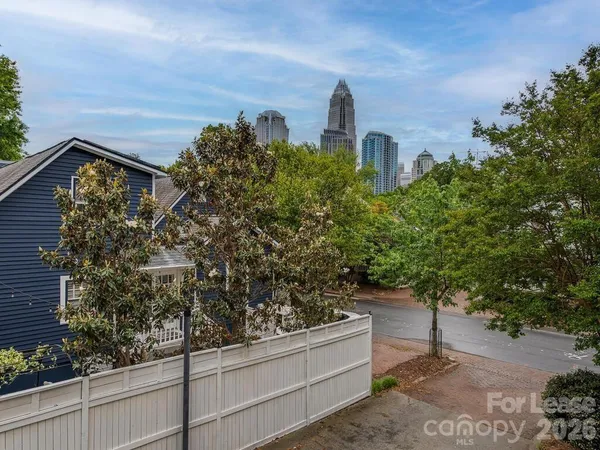 $1,825 | 406 West 9th Street, Unit 301, Charlotte, NC 28202