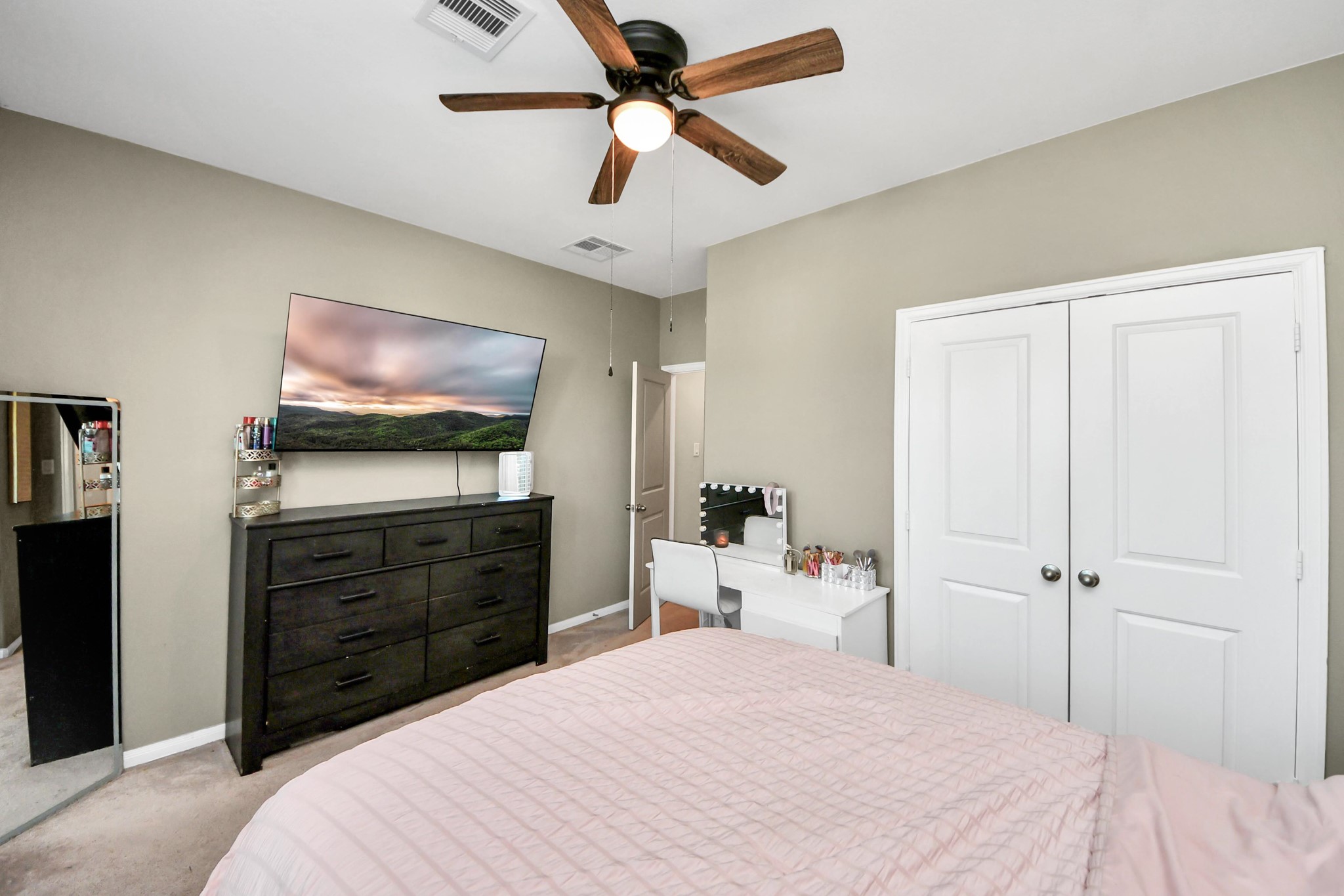 427 Alaska Cedar Drive Crosby, TX 77532 - Photo 3 of 35 a bedroom with a bed and a flat screen tv