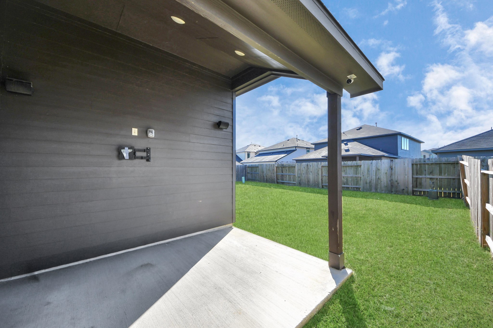 427 Alaska Cedar Drive Crosby, TX 77532 - Photo 31 of 35 a view of a back yard