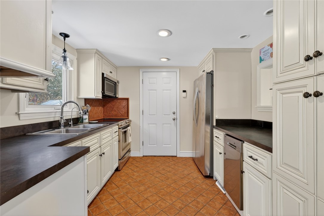 92 Locust Street Portsmouth, RI 02871 - Photo 4 of 29