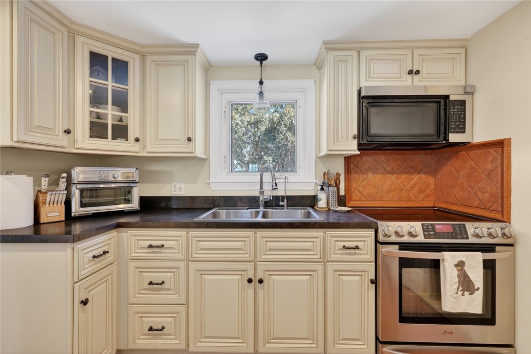 92 Locust Street Portsmouth, RI 02871 - Photo 5 of 29