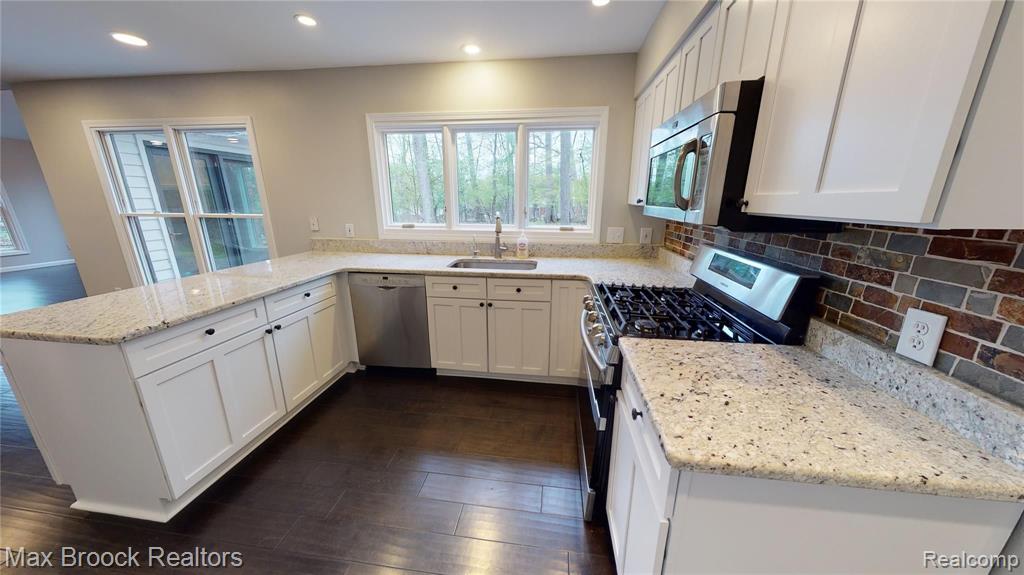 4990 Arrowhead Road West Bloomfield, MI 48323 - Photo 8 of 48