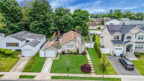 $949,000 | 5 Willets Drive, Syosset, NY 11791