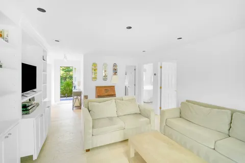 $960,000 | 3 Jefferson Avenue, Hampton Bays, NY 11946