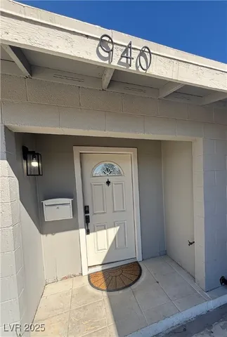 $2,400 | 940 Laramore Drive, Las Vegas, NV 89119