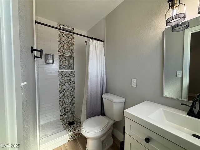 $2,400 | 940 Laramore Drive, Las Vegas, NV 89119