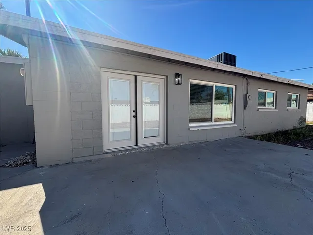 $2,400 | 940 Laramore Drive, Las Vegas, NV 89119