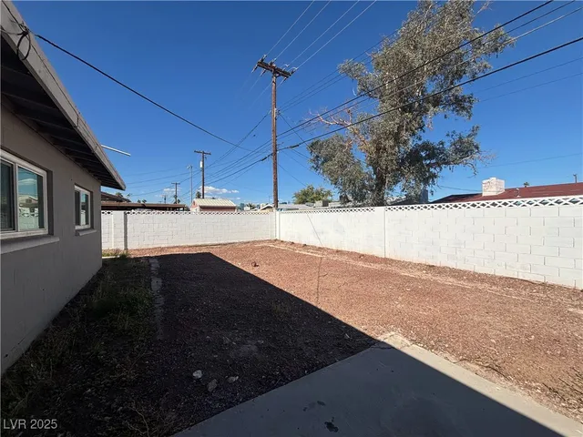 $2,400 | 940 Laramore Drive, Las Vegas, NV 89119