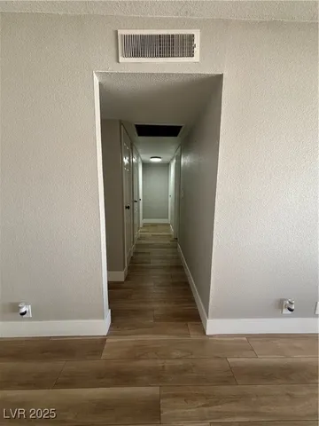 $2,400 | 940 Laramore Drive, Las Vegas, NV 89119