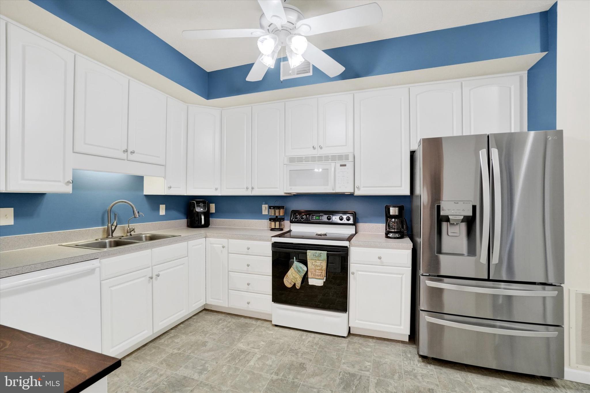 102 Marshview Road, Unit 102 Stewartstown, PA 17363 - Photo 7 of 25 A bright Kitchen with sleek appliances...