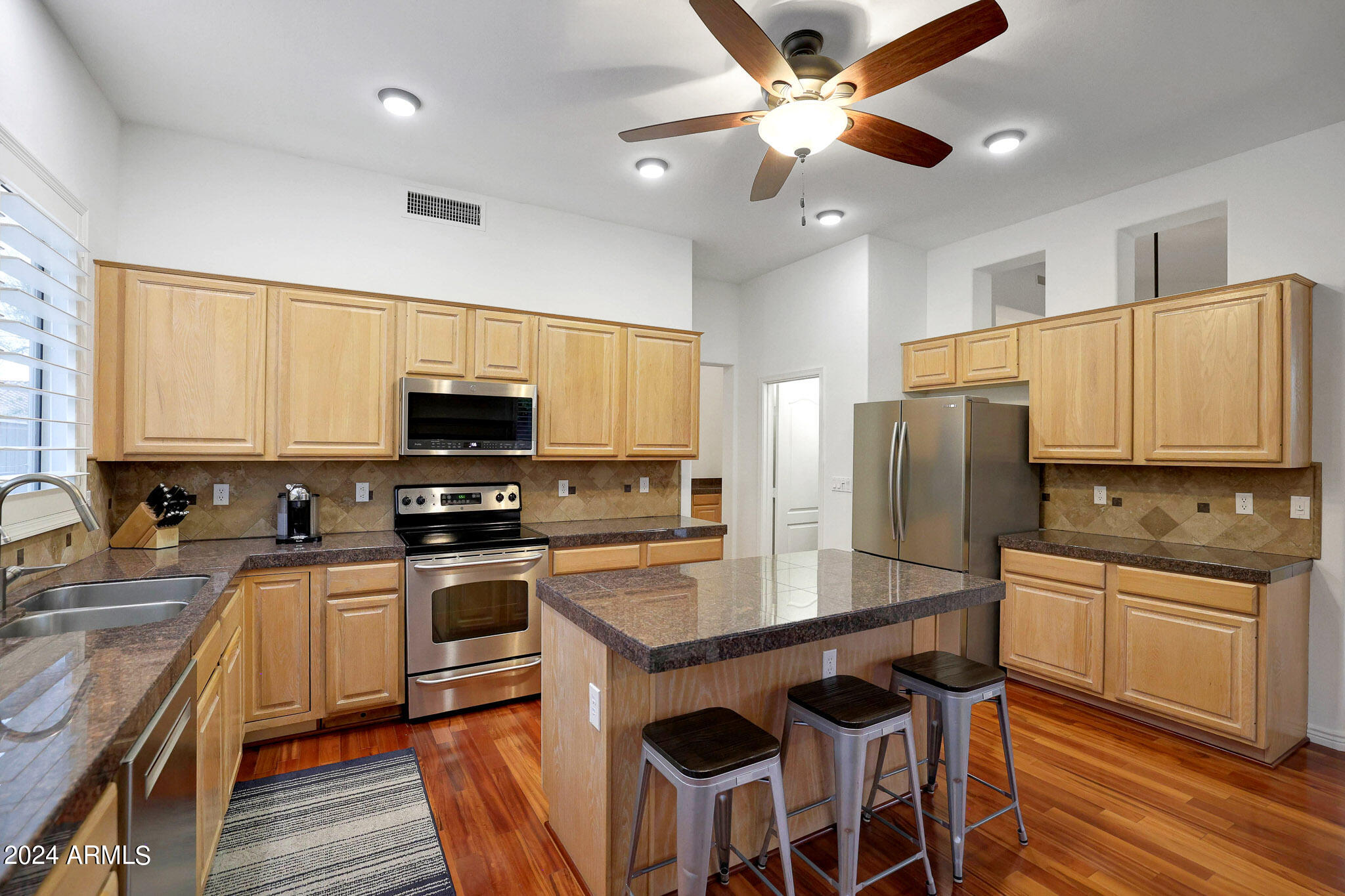 4320 East Swilling Road Phoenix, AZ 85050 - Photo 4 of 39 Kitchen