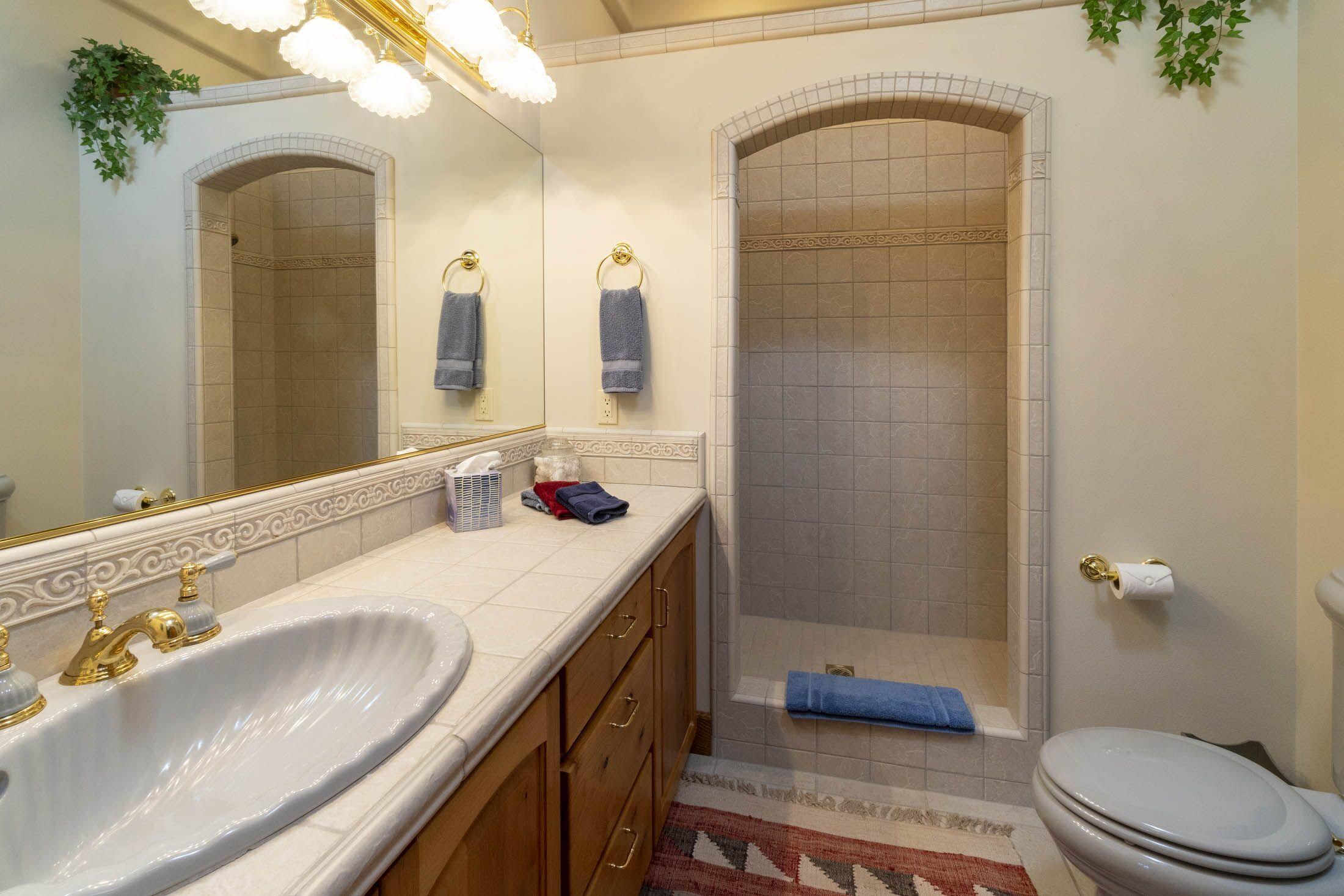 65520 Gerking Market Road Bend, OR 97703 - Photo 17 of 49 Guest suite bath.
