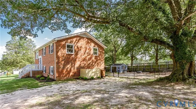 a view of a backyard