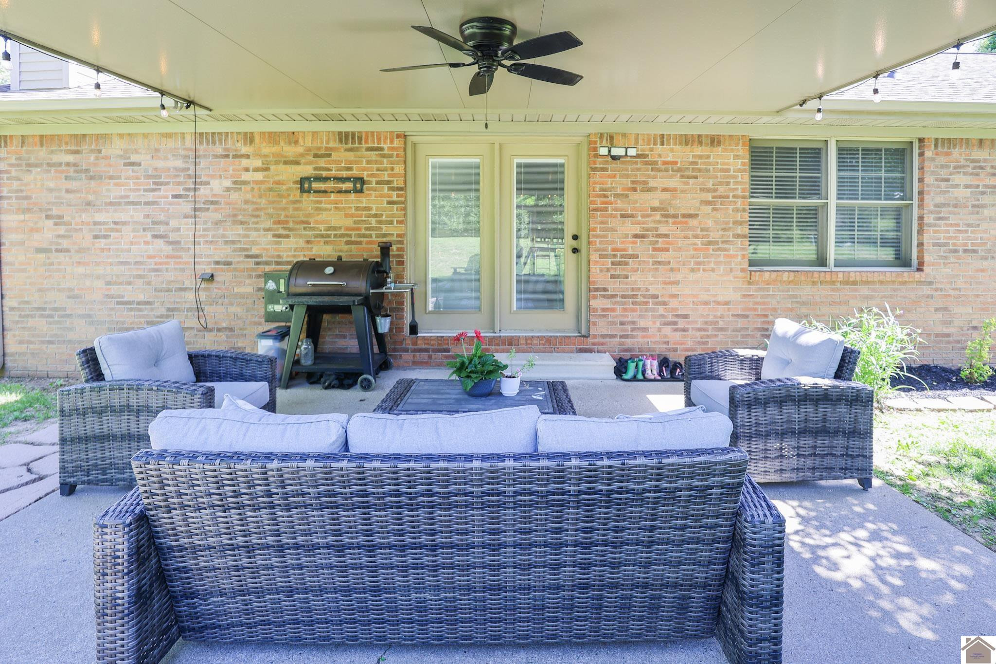 4055 Lovelaceville Road Paducah, KY 42001 - Photo 9 of 35 Back Patio