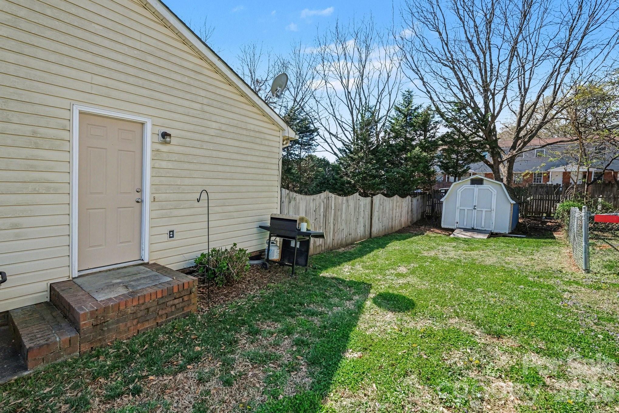 105 Chadwick Circle Dallas, NC 28034 - Photo 20 of 23 a backyard of a house