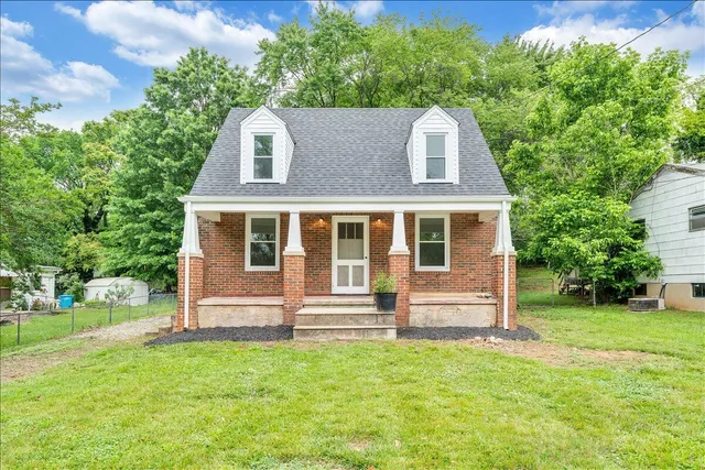 $1,600 | 1602 Redwood Road Southeast, Roanoke, VA 24014