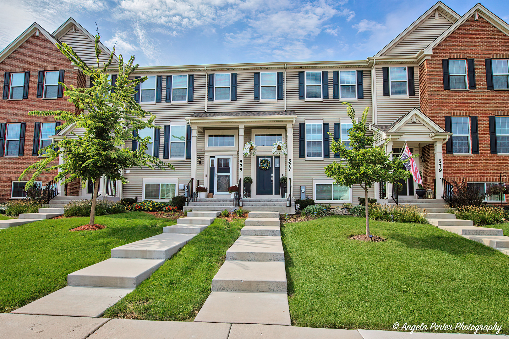 577 Cimmaron Circle Crystal Lake, IL 60012 - Photo 1 of 28 a front view of a house with a yard