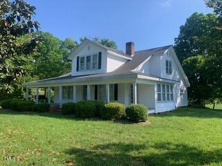 a view of a house with backyard and garden